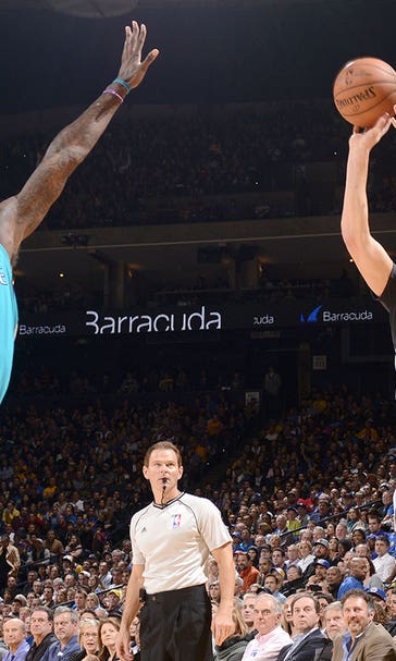 Thompson, Curry lead Warriors to lopsided win over Hornets